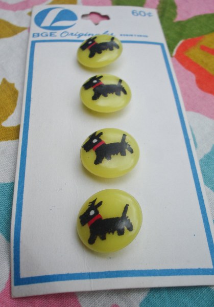 NOS Vintage 1950s Kitchy Scotty Dog Plastic Buttons // BEG Originals Yellow and Black il fullxfull 328783968 419x600 Favorite Vintage Finds of the Week August 20th