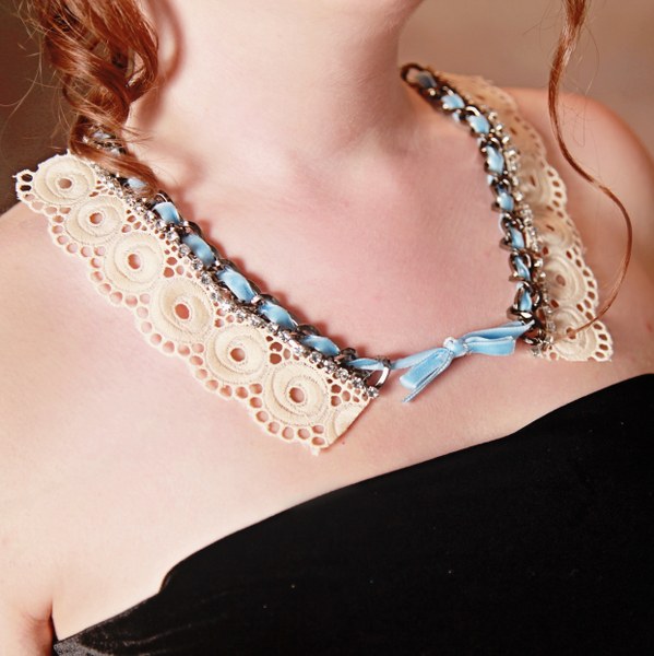 IMG 3232 599x600 DIY Shabby and Sweet Lace Necklace