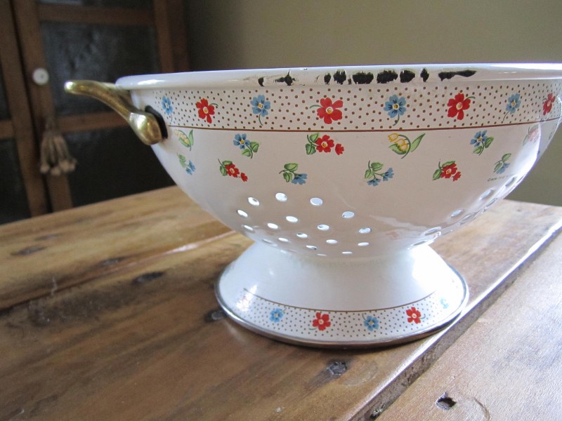 Vintage White Enamel Floral Colander Fresh Farmhouse Cottage Shabby Kitchen il fullxfull 339012575 800x600 Favorite Vintage Finds of the Week September 17th