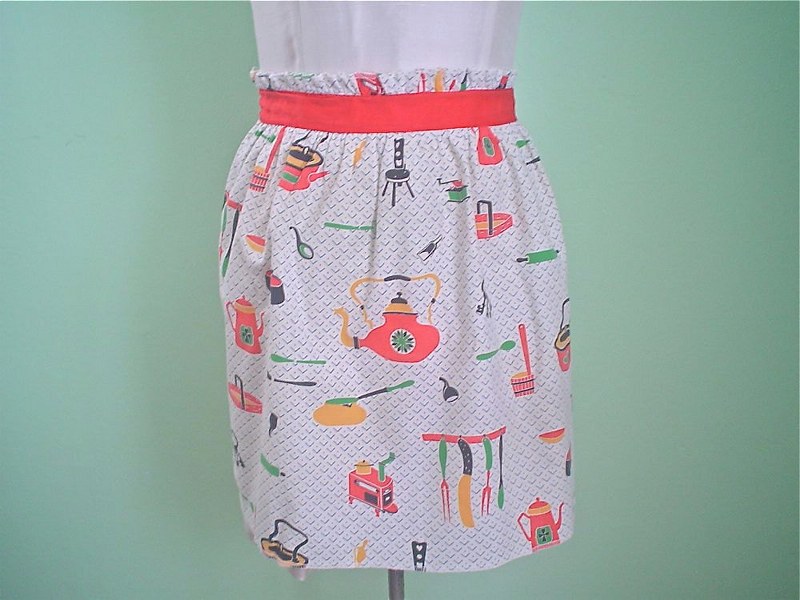 iVintage Half Apron with Kitschy Kitchen Print - Red and White - Girl's Size il fullxfull 360151183 d40f 800x600 Favorite Vintage Finds of the Week September 3rd