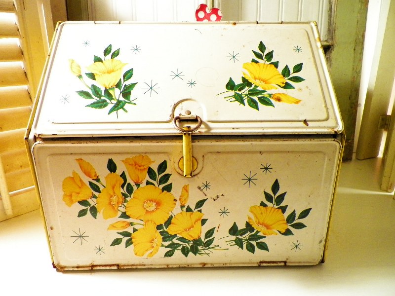 Tin Bread Pie Box Yellow Flowers Vintage 1950s il fullxfull 371996404 e7f3 800x600 Favorite Vintage Finds of the Week September 17th