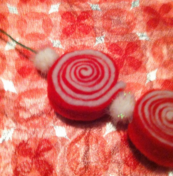 IMG_4825_589x600 IMG 4825 589x600 DIY Felt Peppermint Garland