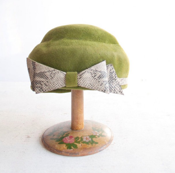 Vintage 50s Moss Green Hat / Felted Wool / Faux Snakeskin Bow / 1950s Spring Fashion il fullxfull.307744277 609x600 Favorite Vintage Finds of the Week January 14th