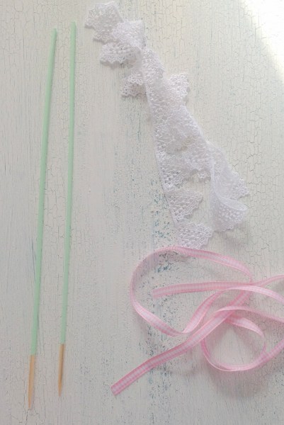 IMG_1059_401x600 IMG 1059 401x600 DIY Lace Trim Cake Bunting
