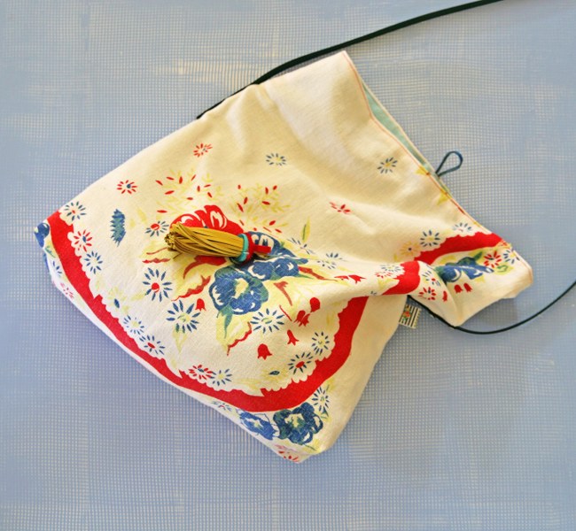 IMG_2493_650x600 IMG 2493 650x600 Repurposed Vintage Tablecloth Cross Body Tote