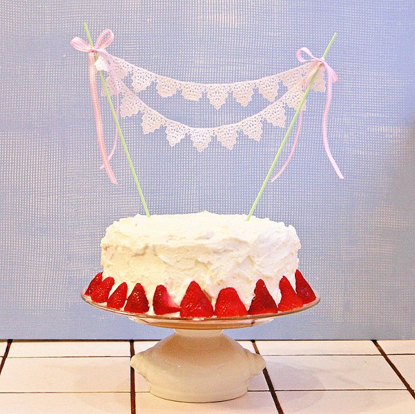 IMG_2520_601x600 IMG 2520 601x600 DIY Lace Trim Cake Bunting