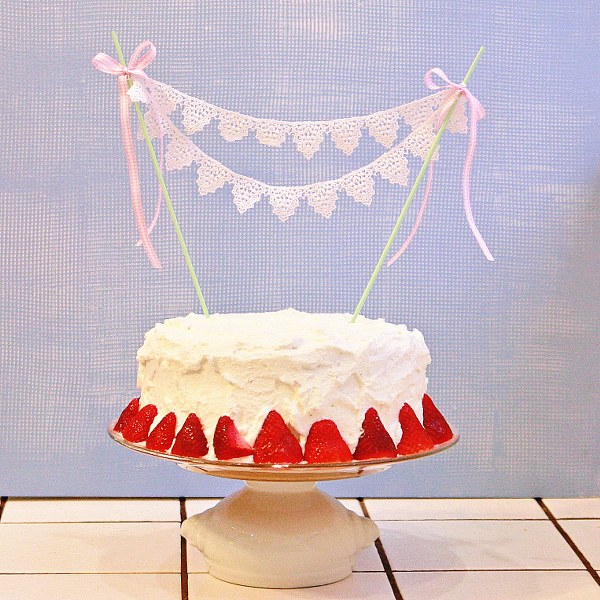 IMG_2521_600x600 IMG 2521 600x600 DIY Lace Trim Cake Bunting