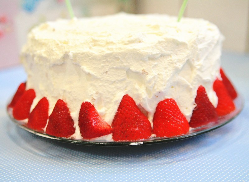 IMG_2509_800x586 IMG 2509 800x586 Spring Recipe Strawberry Yum Yum Cake