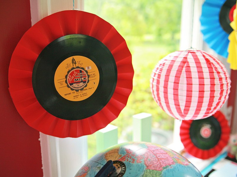 IMG_4140_800x598 IMG 4140 800x598 DIY Upcycled Record Medallions